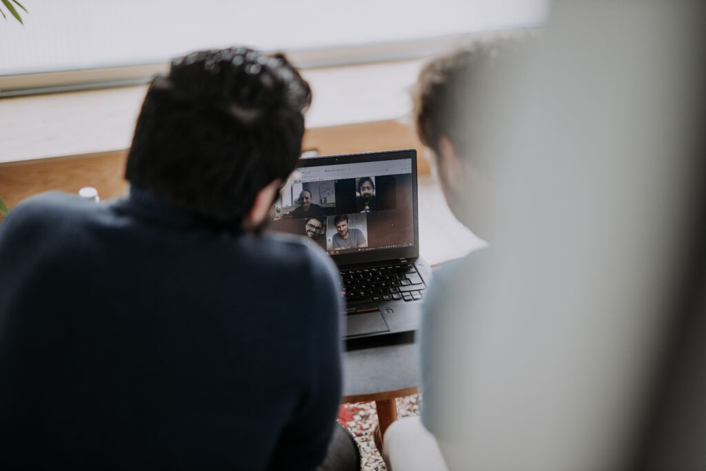 Zwei Personen schauen in einen Monitor