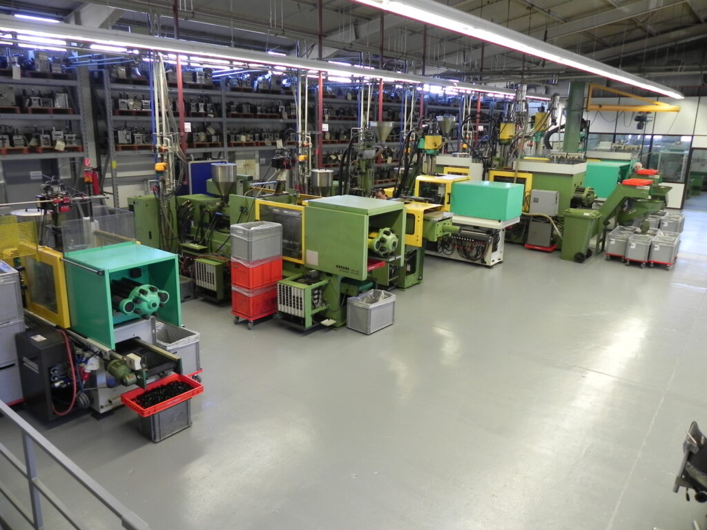 Fabrikationshalle mit vielen Maschinen