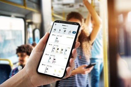 Handy, das in der Bahn genutzt wird