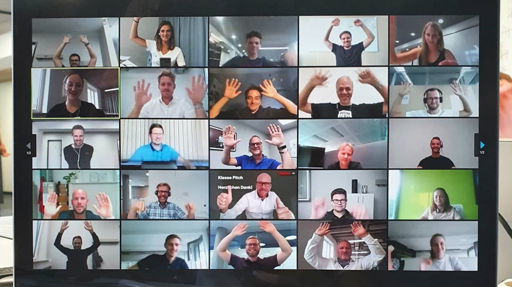Bildschirm einer Videokonferenz mit 25 Teilnehmer*innen