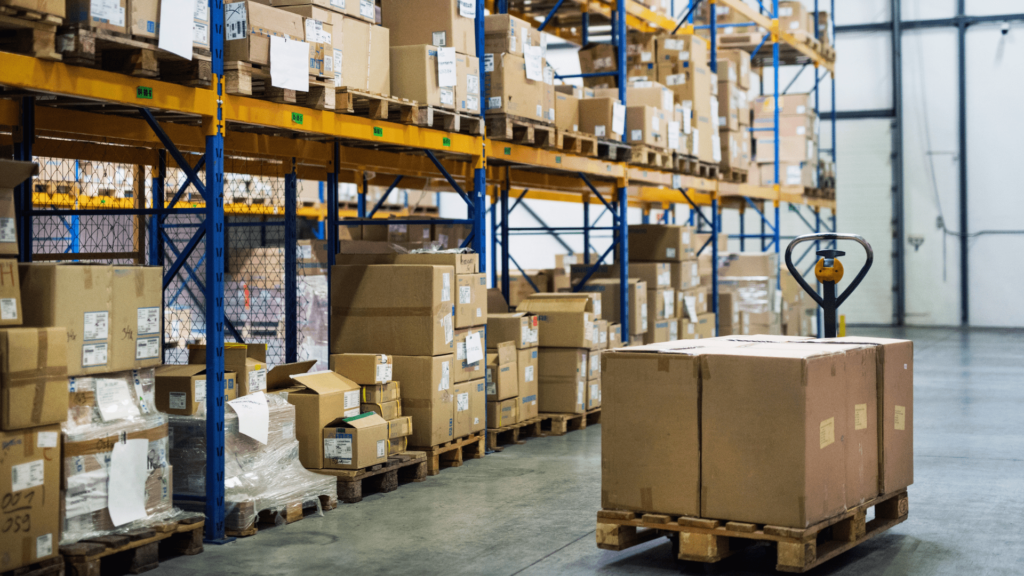 Boxen und Schachtel im Lager