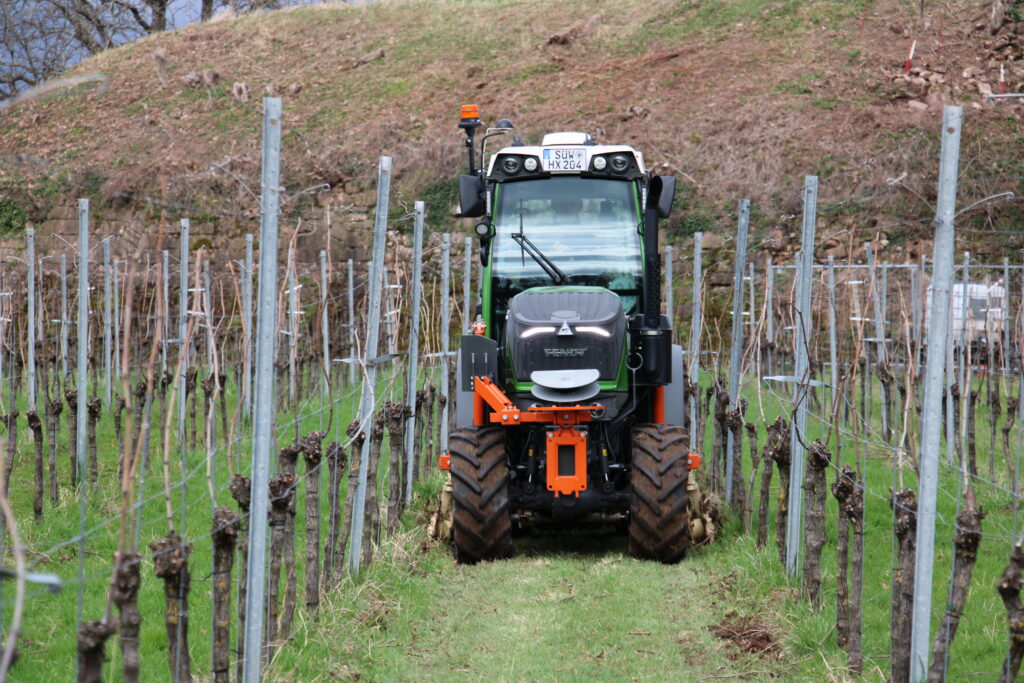Traktor auf dem Weinberg