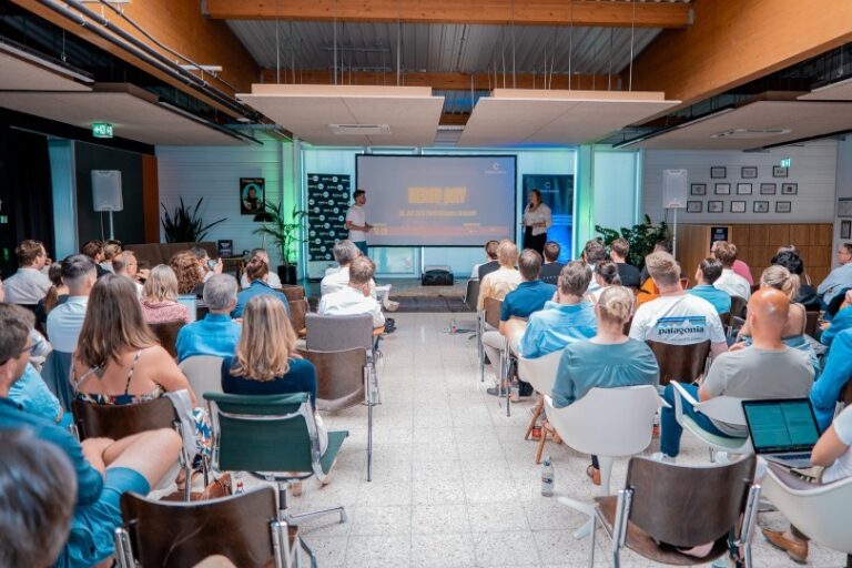 DEMO_DAY_große_Bühne_Gang