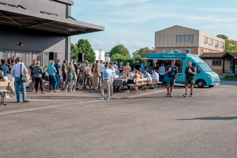 DEMO_DAY_small_foodtruck_draußen