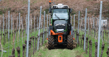 E-Traktor auf dem Weinberg