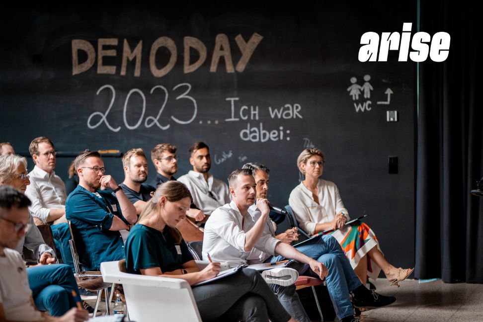Menschen beim Demoday des Startups Accelerators arise